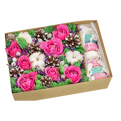 Праздничная коробка с Macarons и розовыми розами